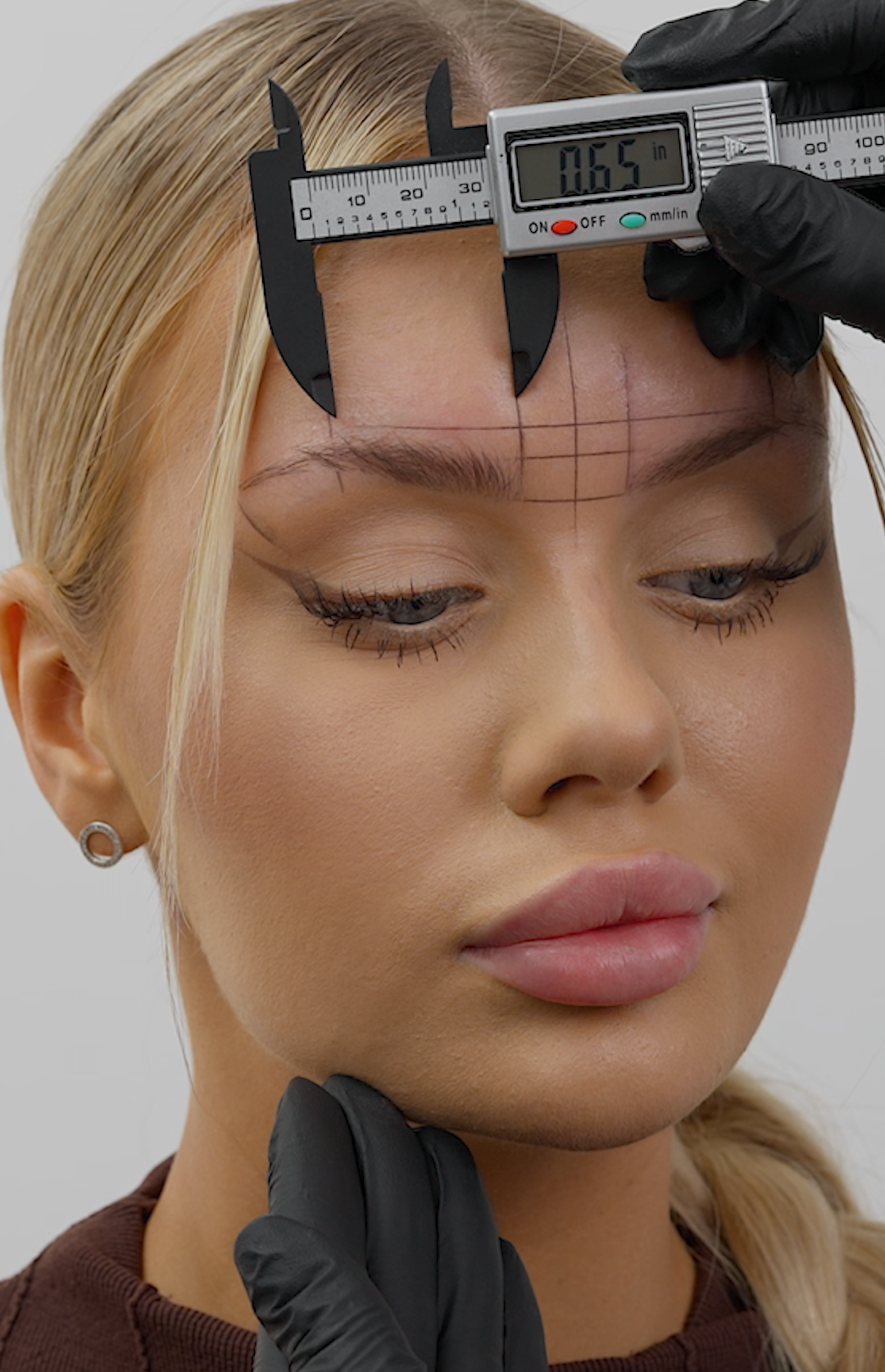 Rysunek wstępny brwi permanentne