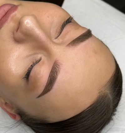 Makijaż permanentny brwi — przykład brwi permanentne ombre